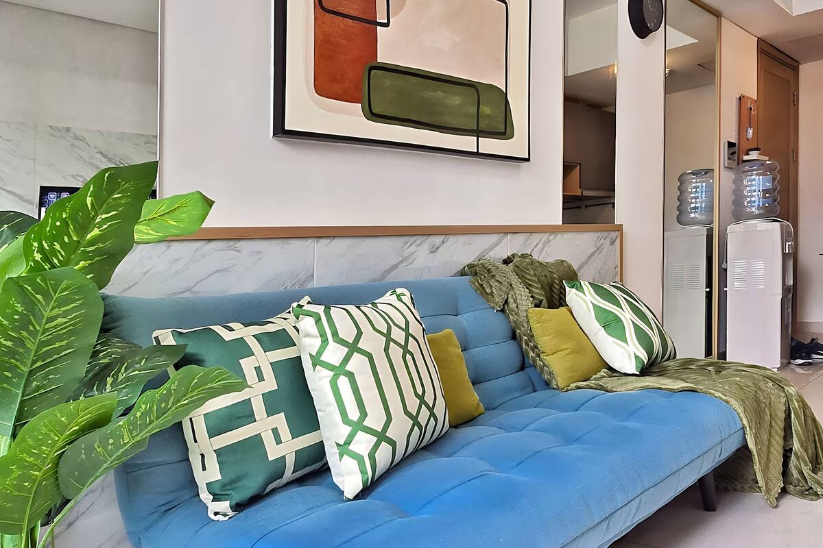 Căn hộ, 2 phòng ngủ, quang cảnh thành phố | Khu phòng khách | Smart TV 43-inch có truyền hình cáp