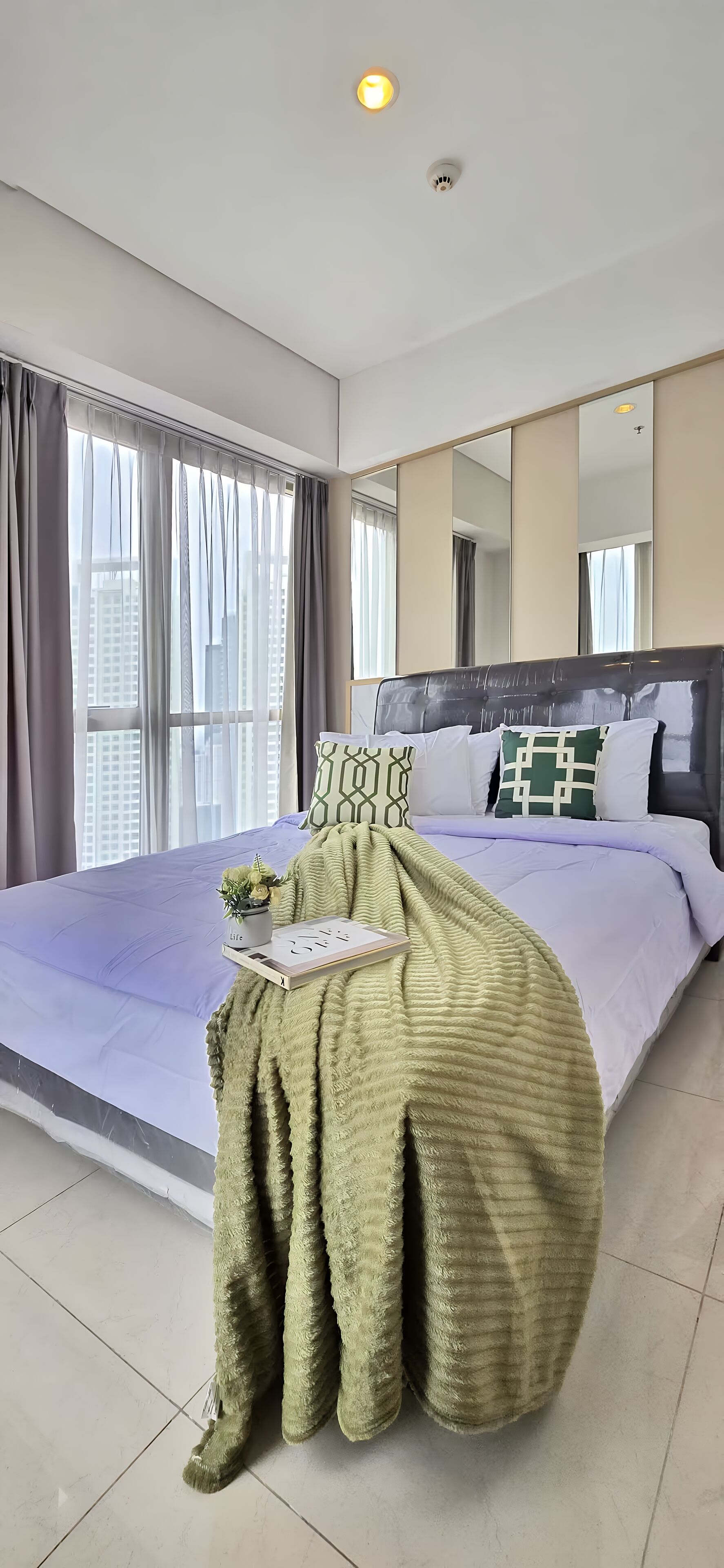 Escritorio, tabla de planchar con plancha y wifi gratis 