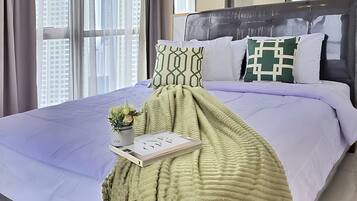 Escritorio, tabla de planchar con plancha y wifi gratis