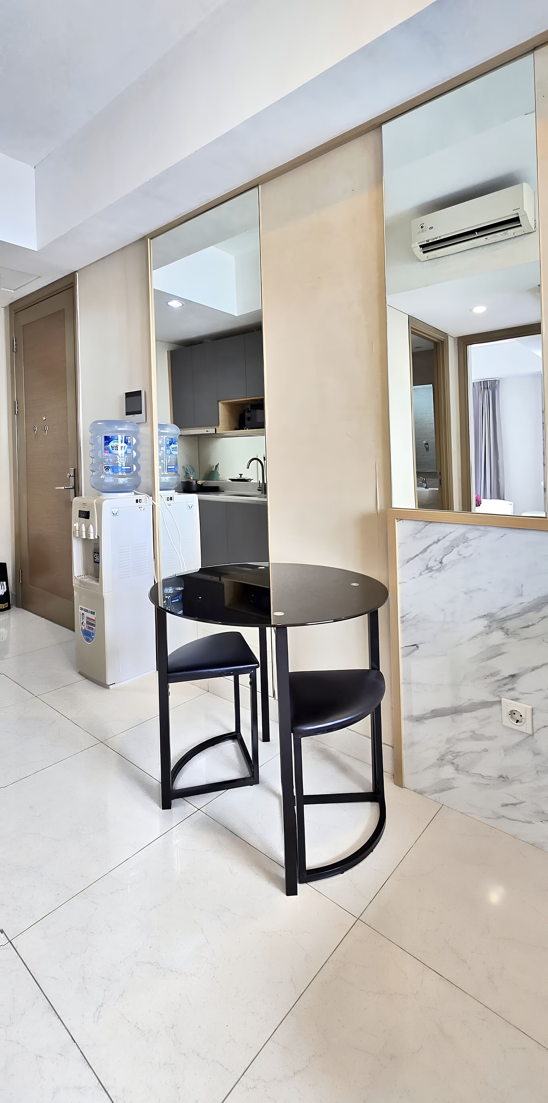 Apartamento, 2 quartos, vista para a cidade | Opções para refeição no quarto