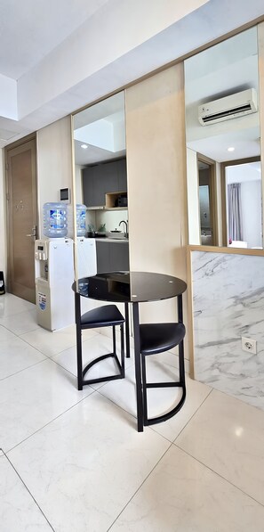 Apartamento, 2 quartos, vista para a cidade | Opções para refeição no quarto