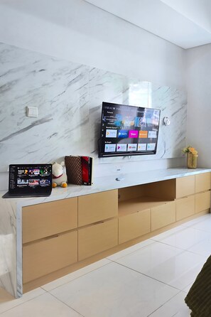 Apartment, 2 Bedrooms, City View | Desk, iron/ironing board, free WiFi - Alona By SanLiving - 2BR - HubLife Mall (Jakarta)