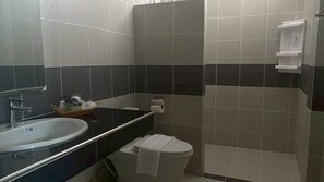 Villa | Badezimmer | Kostenlose Toilettenartikel, Handtücher