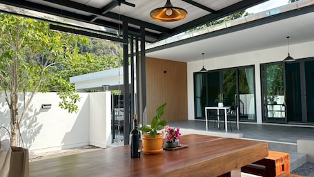 Restaurante al aire libre. My Home Villa Phangnga
