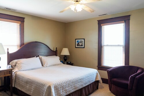 Delightful 4-bedroom farmhouse in Parke County near Turkey Run State Park