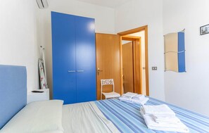 5 bedrooms, individually furnished, iron/ironing board, bed sheets - Semi-detached Home With Private Garden (Noto)