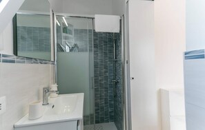 Comfort Apartment, 3 Bedrooms | Bathroom - Semi-detached Home With Private Garden (Noto)