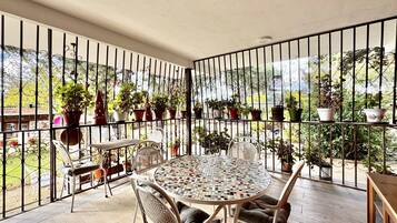 Cottage phong cách cổ điển, 2 phòng ngủ | Ban công