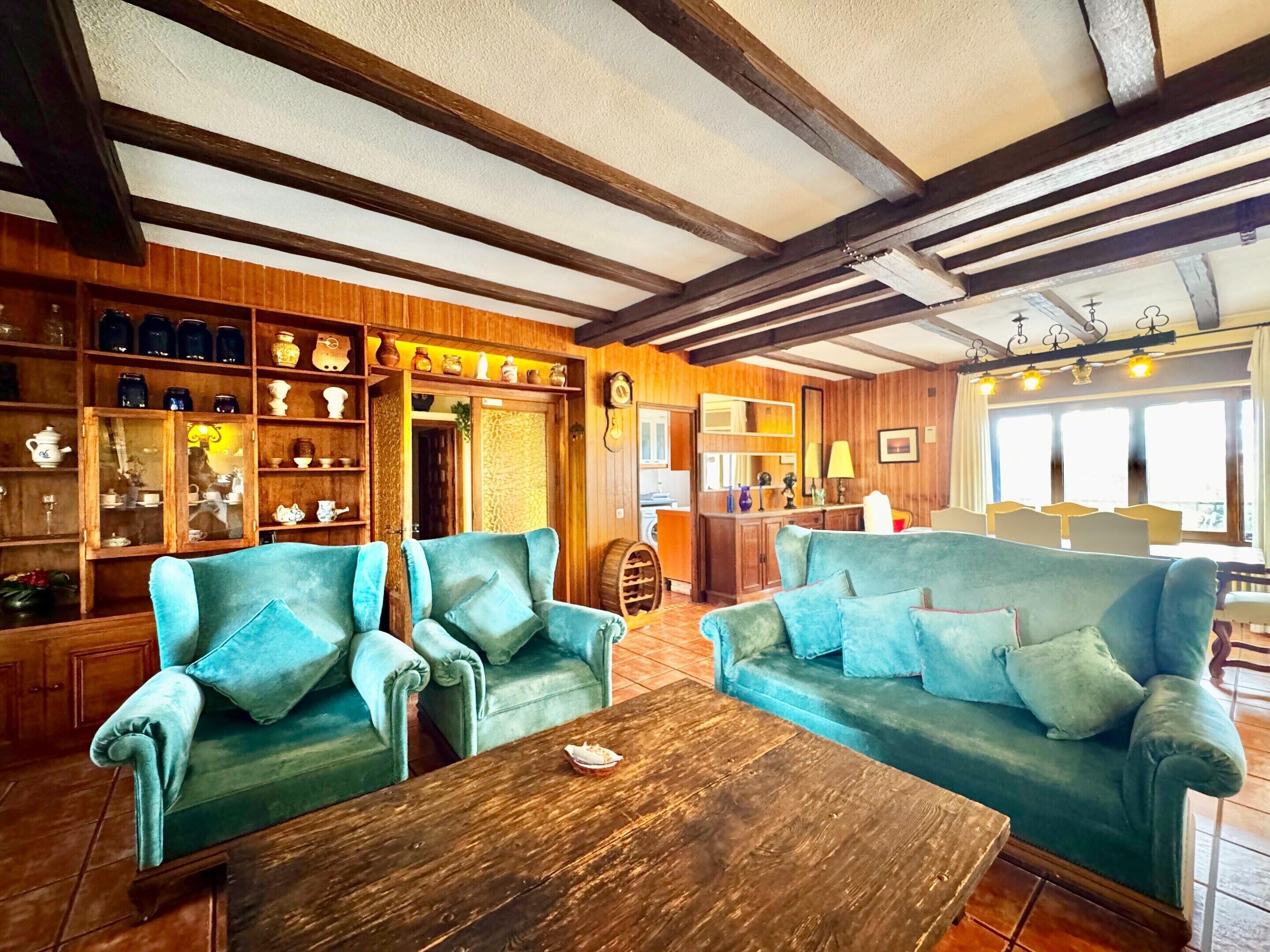 Comfort Cottage, 4 Bedrooms | Living room | Fireplace