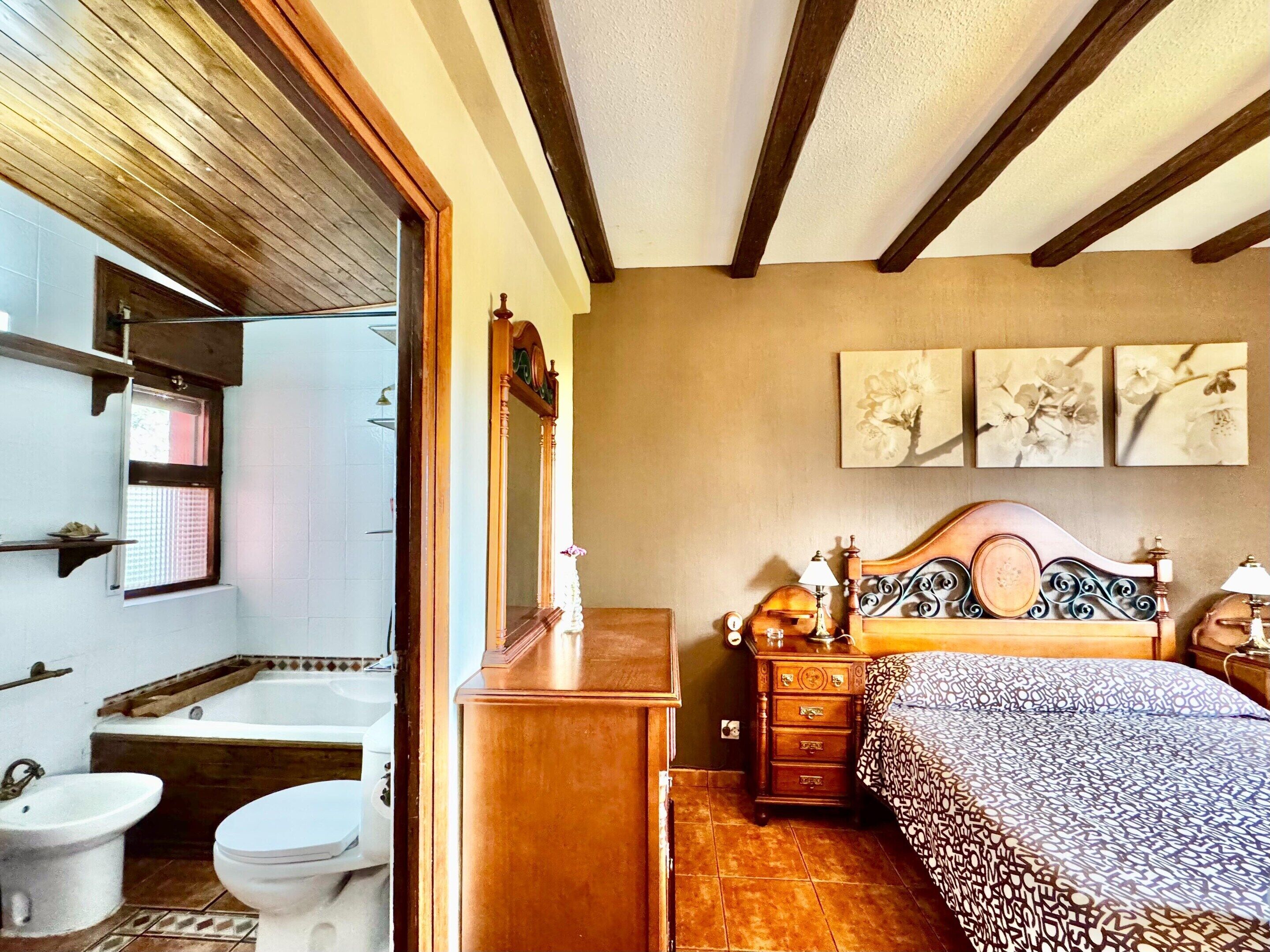 Comfort Cottage, 4 Bedrooms | 5 bilik tidur, dilengkapkan perabot secara berasingan, cadar katil 