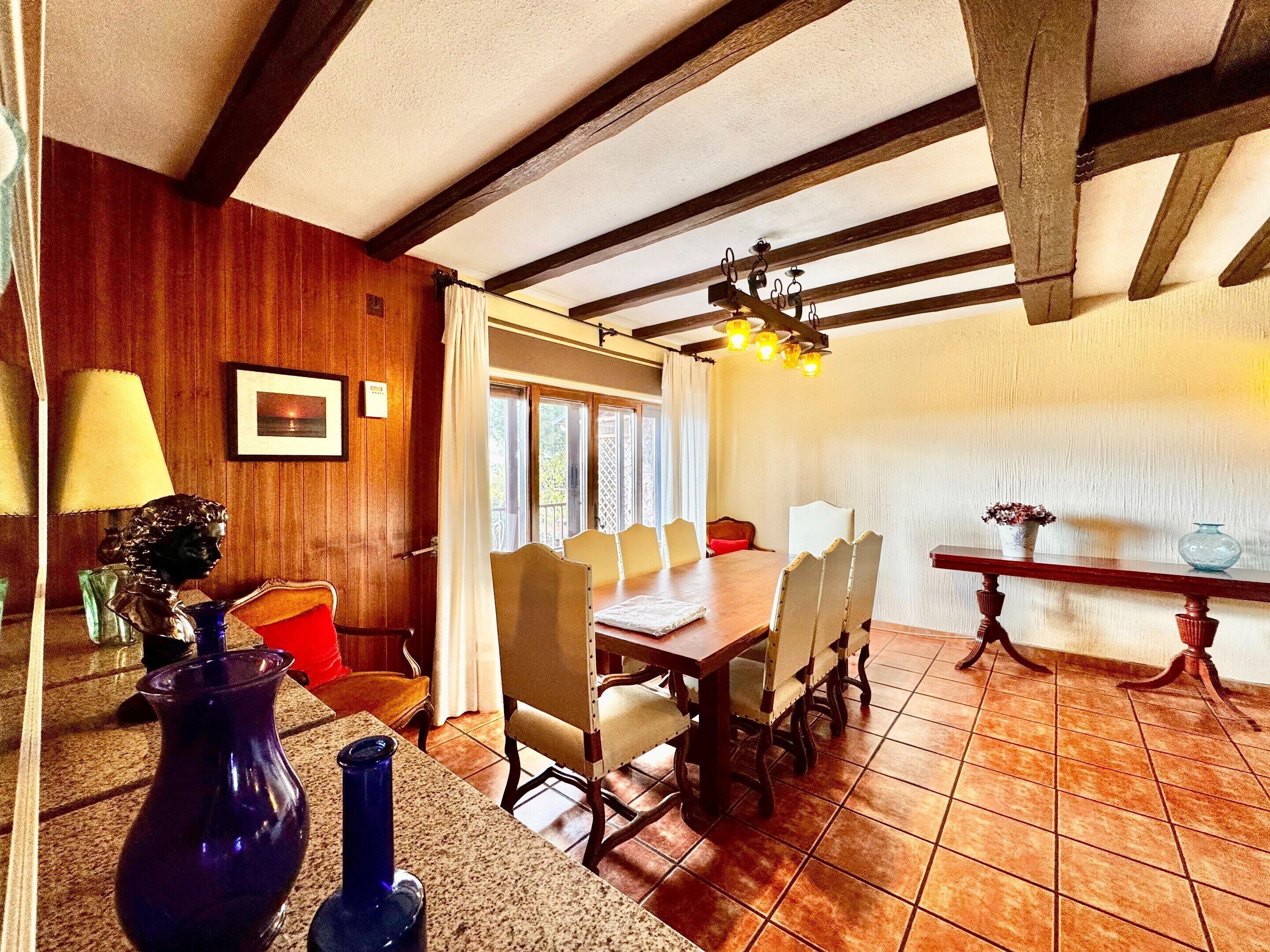 Cottage tiện nghi đơn giản, 4 phòng ngủ | Khu ăn uống