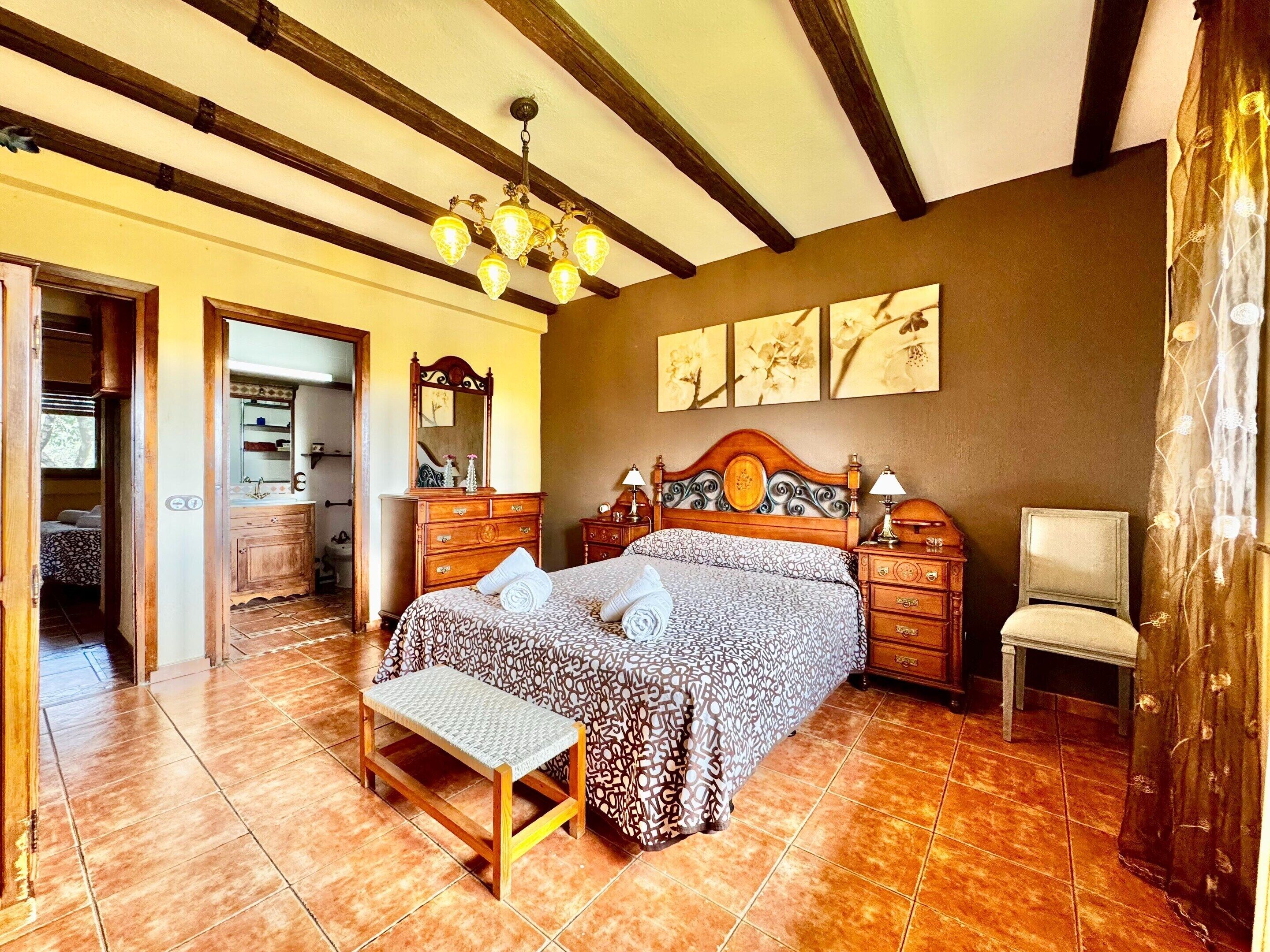 Comfort Cottage, 4 Bedrooms | 5 bedrooms, individually furnished, bed sheets