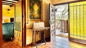 A room with a wooden door, a table with a sewing machine, a painting, and a sign reading "SALIDA". - Apartment in Galapagar With Pool and Garden (Galapagar)