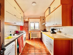 Private kitchen - Apartment in Galapagar With Pool and Garden (Galapagar)