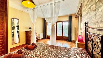 5 bedrooms, individually furnished, bed sheets