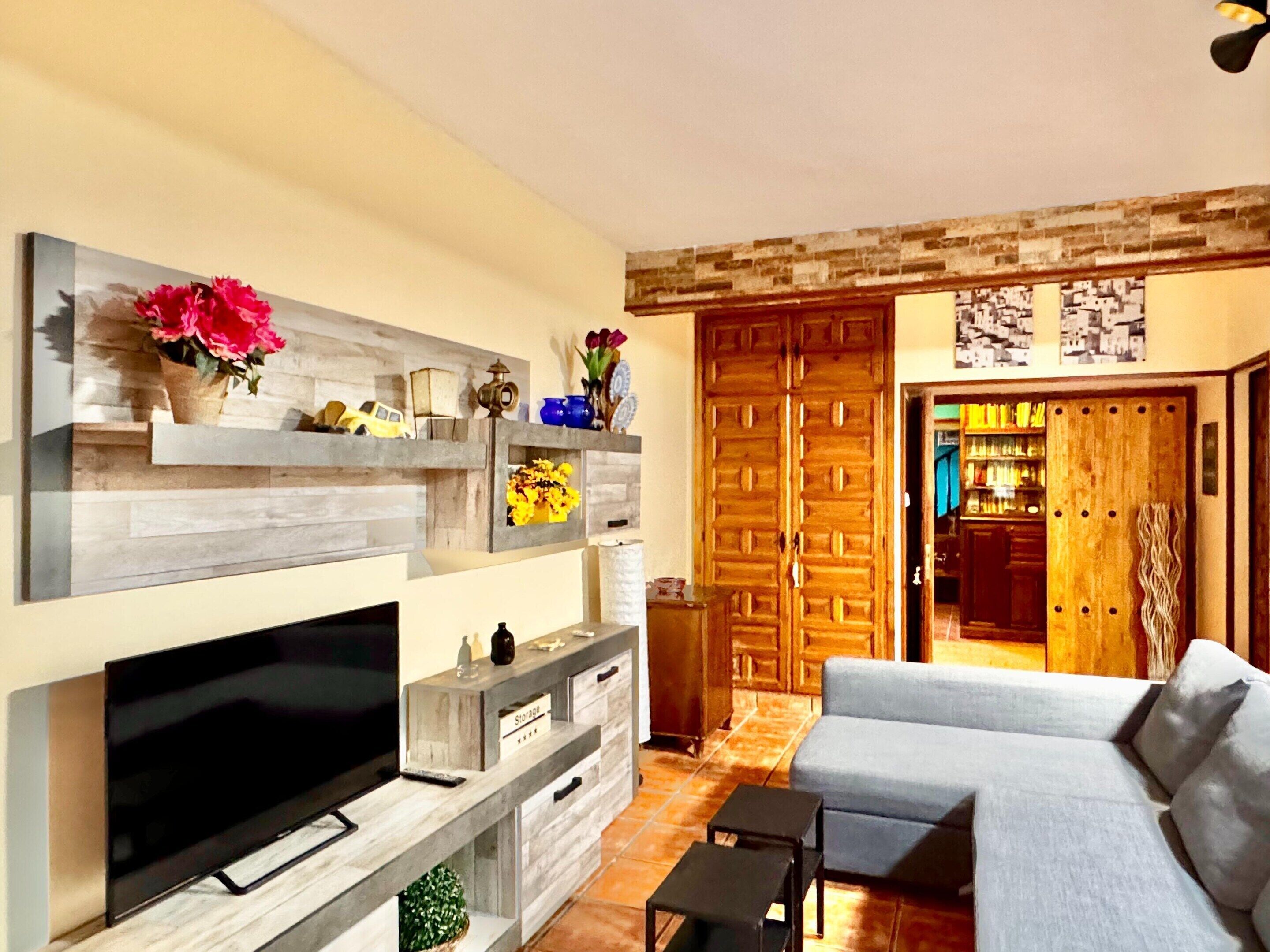 Classic Cottage, 2 Bedrooms | Living room | Fireplace