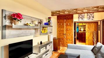 Classic Cottage, 2 Bedrooms | Living room | Fireplace