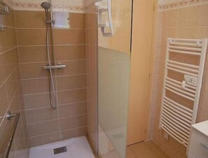 Shower, hair dryer - Pleasant Holiday Home in Salviac With Swimming Pool (Salviac)