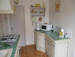 Classic House, 2 Bedrooms | Private kitchen - Pleasant Holiday Home in Salviac With Swimming Pool (Salviac)