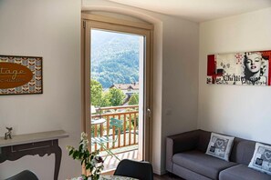 Leilighet – classic, 2 soverom | Oppholdsrom | Peis