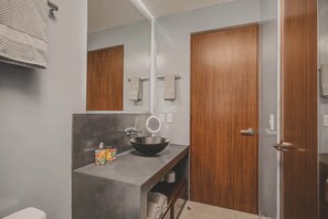 Shower, hair dryer, towels, shampoo - Balconies Tranquillo (San Francisco)
