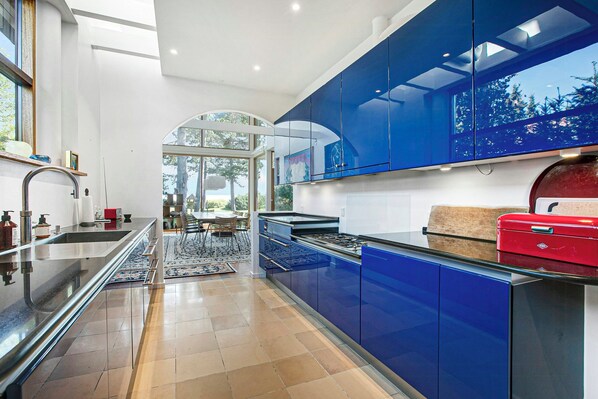 Microwave, oven, dishwasher, coffee/tea maker