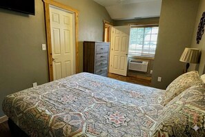 1 bedroom, free WiFi, bed sheets - Silvershield Suite - Perfect 1-bedroom bungalow with AC in enchanting Ouray. (Ouray)