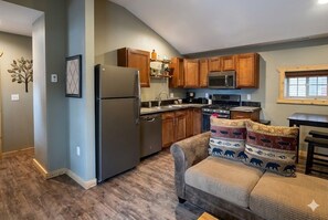 Interior - Silvershield Suite - Perfect 1-bedroom bungalow with AC in enchanting Ouray. (Ouray)