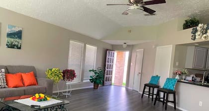Peaceful Retreat Near NASA & Kemah 3BR/2BA