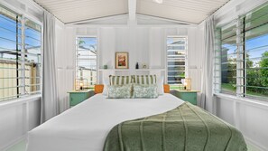 2 bedrooms, iron/ironing board, travel crib, WiFi - White Cockatoo Beachfront Cottage in Peaceful Newell Beach (Newell)