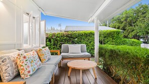 Terrace/patio - White Cockatoo Beachfront Cottage in Peaceful Newell Beach (Newell)