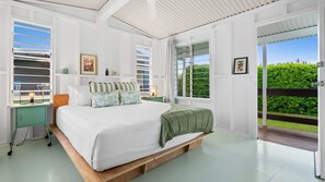 Room - White Cockatoo Beachfront Cottage in Peaceful Newell Beach (Newell)