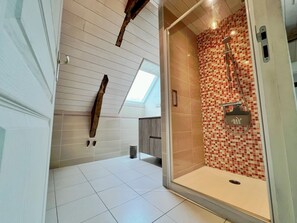 Shower, towels, toilet paper - Gîte Ty Kalon Breizh (Guerlédan)