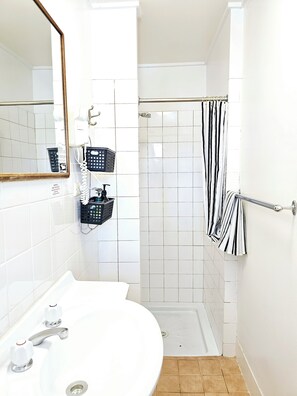 Dusche, Haartrockner, Handtücher, Seife