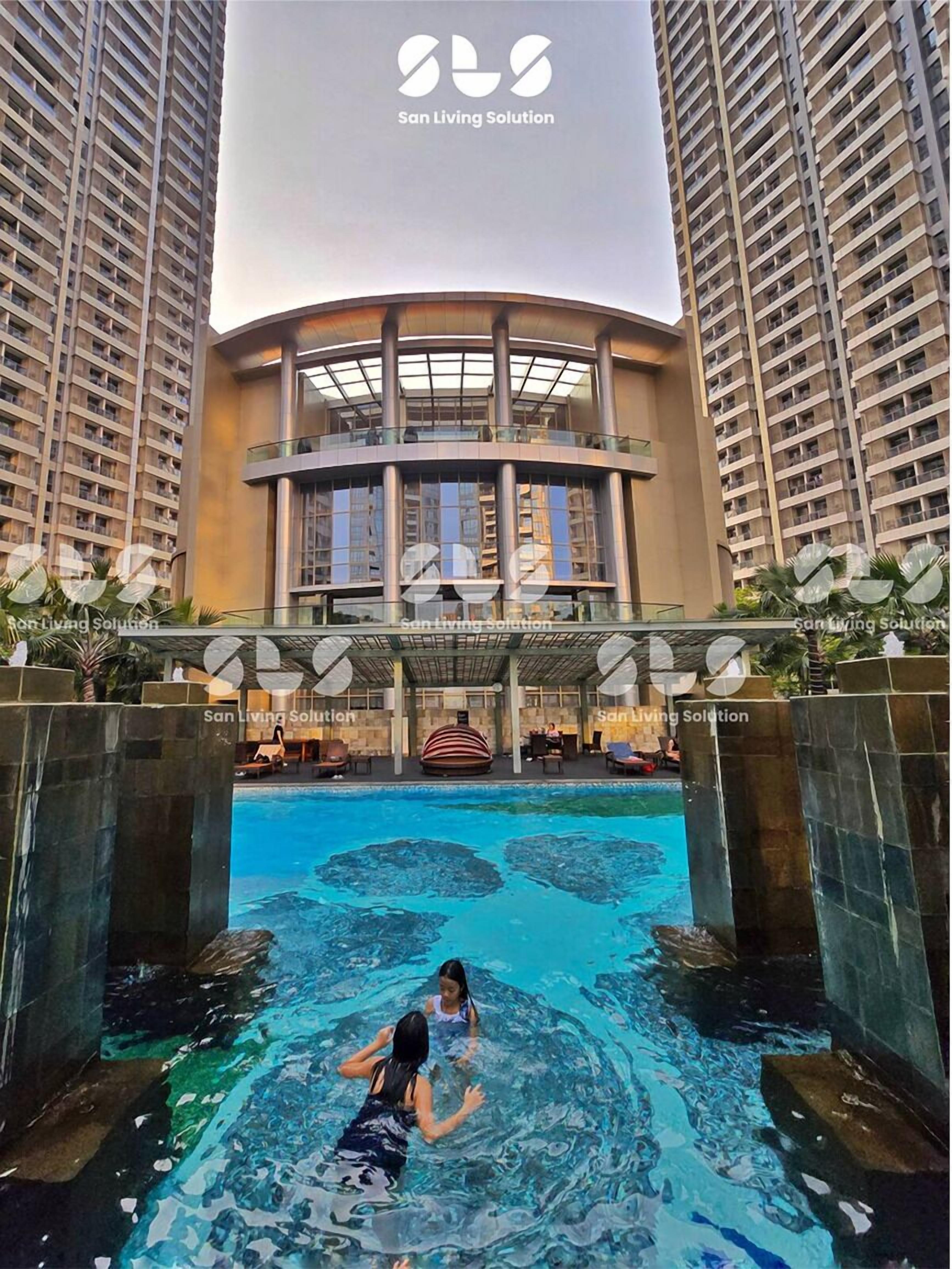 Una piscina al aire libre