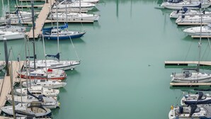 A marina with various boats docked at piers. - Cozy four bedroom apartment by the harbor (Blankenberge)