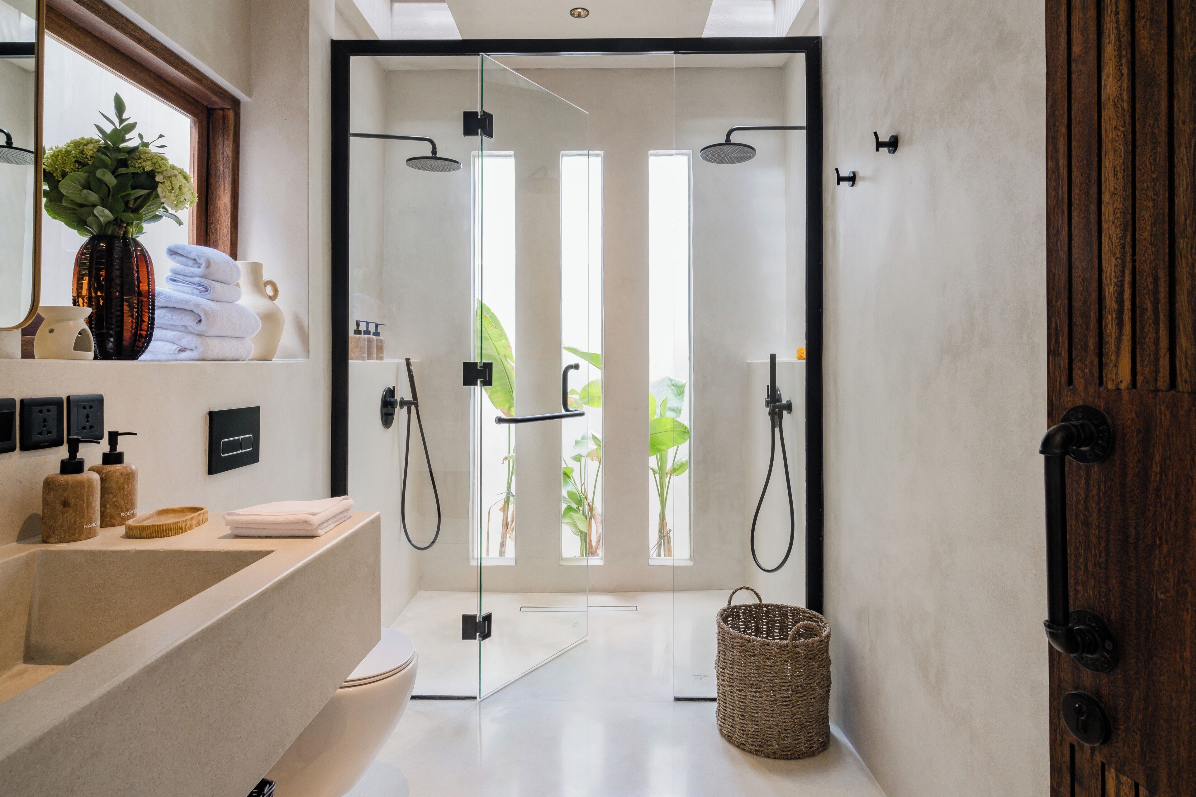 Luxe villa, 1 slaapkamer, airconditioning, uitzicht op zwembad | Badkamer | Een douche, een haardroger, handdoeken, zeep