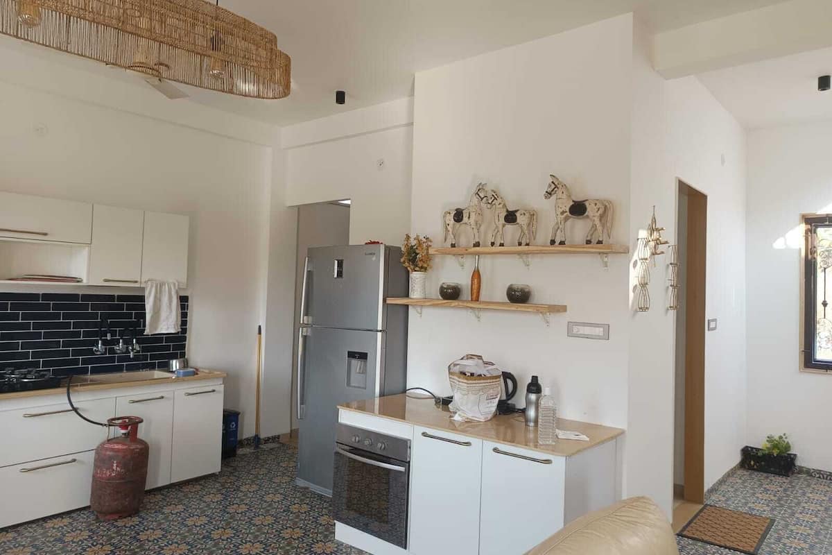 Refrigerador, microondas, lavavajillas, utensilios de cocina