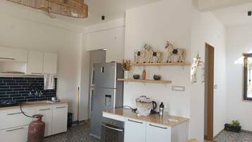 Suite, Patio, Hill View | Private kitchen | Fridge, microwave, dishwasher, cookware/dishes/utensils