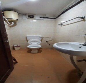 Standard-Dreibettzimmer | Badezimmer | Dusche, Regendusche, Handtücher, Seife