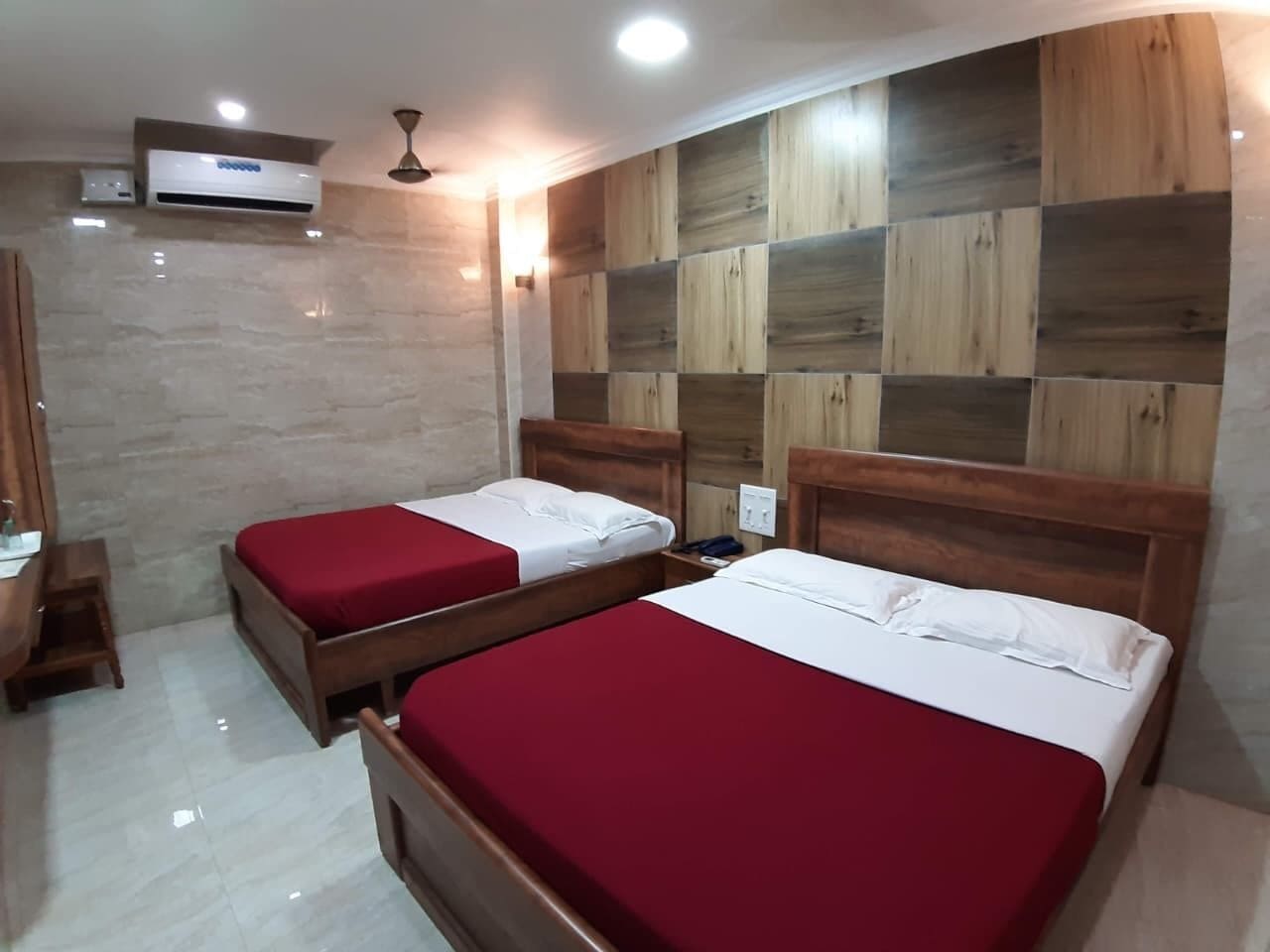 Neljän hengen deluxe-huone | Työpöytä, ilmainen Wi-Fi