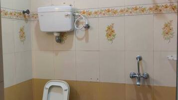 Deluxe Room | Bathroom | Shower, towels, soap, shampoo