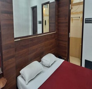 Deluxe Suite | Bathroom | Shower, rainfall showerhead, towels, soap