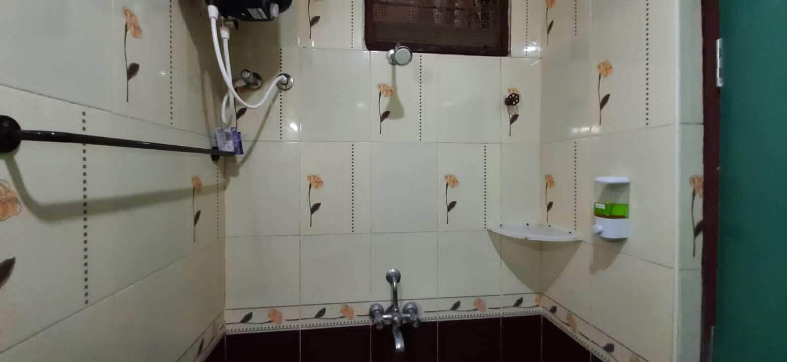 Deluxe vierpersoonskamer | Badkamer | Een douche, een regendouche, handdoeken, zeep