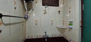 Deluxe-Vierbettzimmer | Badezimmer | Dusche, Regendusche, Handtücher, Seife