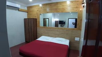 Deluxe Room | Desk, free WiFi