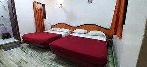 Premium bedding, desk, free WiFi, bed sheets - Ajantha Guest House (Puducherry)
