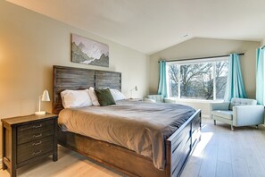 2 bedrooms, desk, iron/ironing board, Internet - Work-Life Balance! Home Outside Dtwn Portland (Tigard)