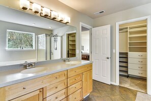 Hair dryer, towels - Work-Life Balance! Home Outside Dtwn Portland (Tigard)