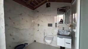 Secadora de cabello, toallas, jabón, papel de baño 